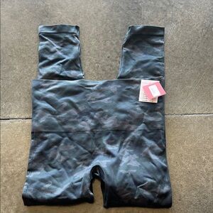 NWT SPANX Camo Print High-Waisted Leggings. Large